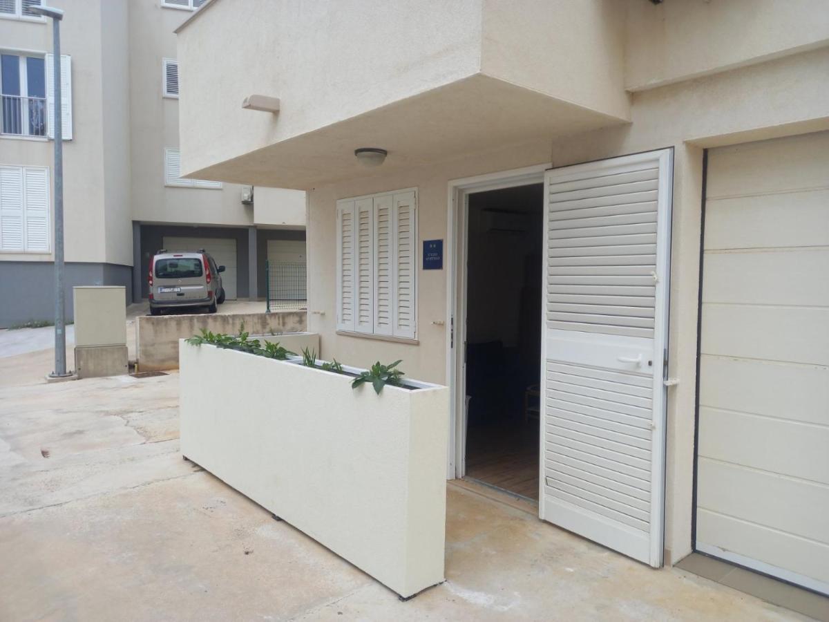 Studio Apartman Kiara Bol Exterior photo